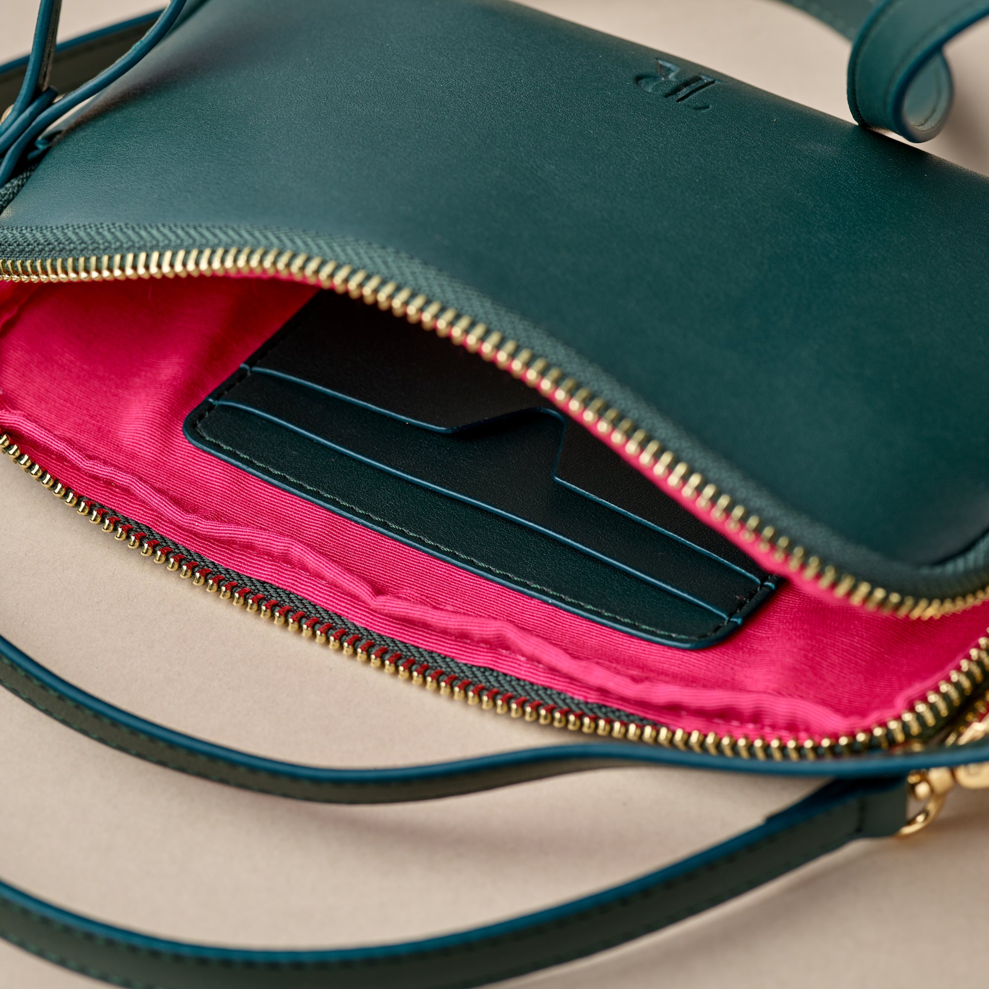 1 zip Meggie cross body bag