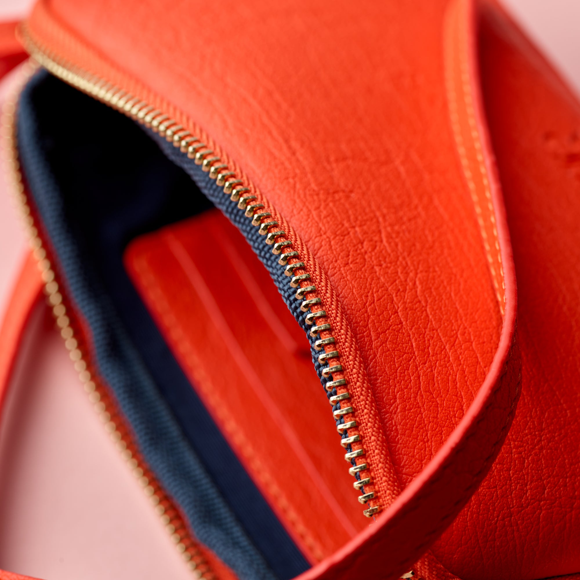 1 zip Flossy cross body bag